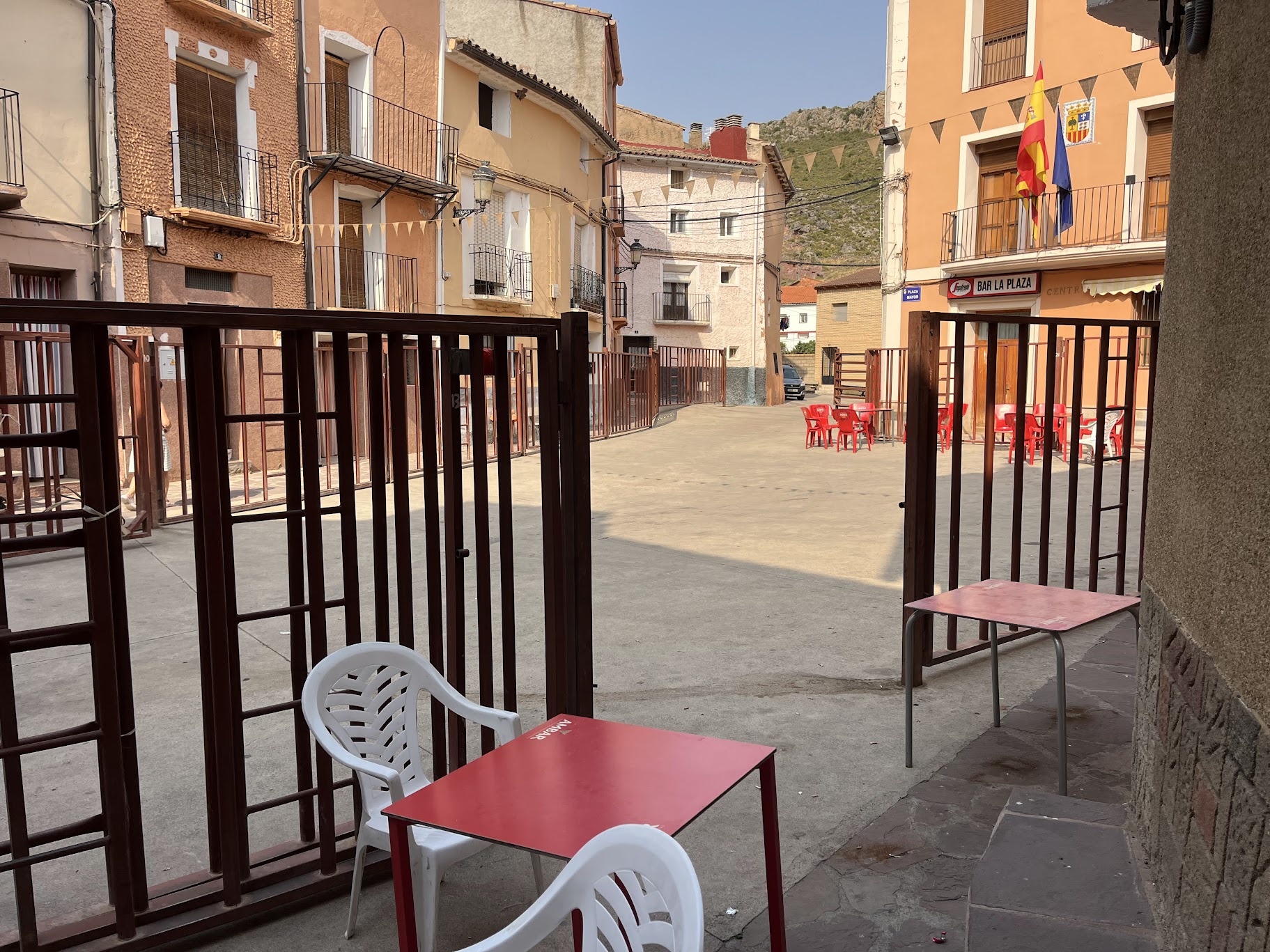 La plaza del pueblo con barreras de fiestas en Trasobares